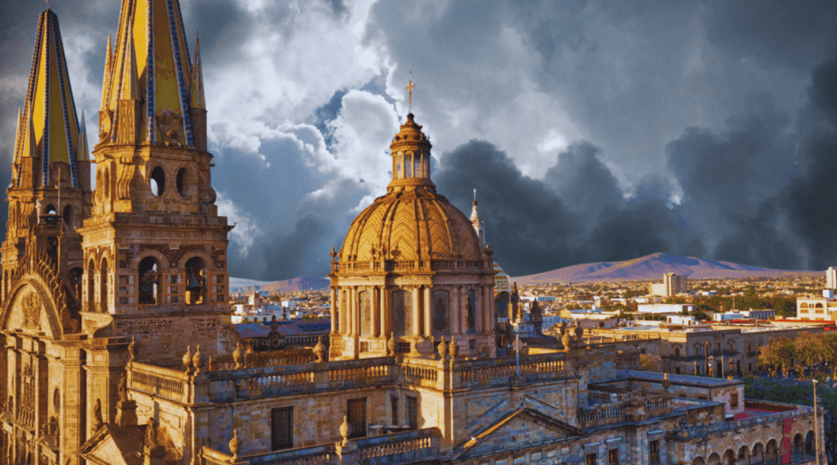 El cielo de Guadalajara permanecerá mayormente nublado a lo largo de toda la jornada. ESPECIAL / CANVA