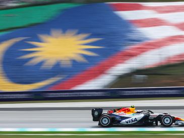 Por la tarde en Sepang los tiempos generales mejoraron, aunque Leclerc no logró superar el registro matinal de Verstappen. EFE / F. Ismail