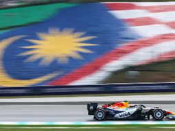 Por la tarde en Sepang los tiempos generales mejoraron, aunque Leclerc no logró superar el registro matinal de Verstappen. EFE / F. Ismail