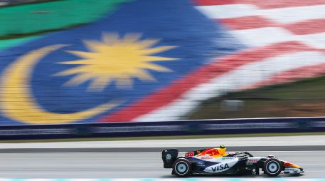 Por la tarde en Sepang los tiempos generales mejoraron, aunque Leclerc no logró superar el registro matinal de Verstappen. EFE / F. Ismail