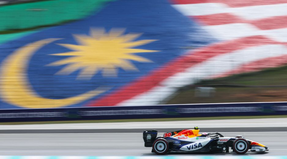 Por la tarde en Sepang los tiempos generales mejoraron, aunque Leclerc no logró superar el registro matinal de Verstappen. EFE / F. Ismail