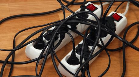 La desventaja con los multicontactos es que, si se quedan conectados mientras no se utilizan, estos siguen gastando electricidad. ESPECIAL / CANVA