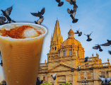 Cada 19 de marzo se conmemora el Día Municipal del Tejuino, una fecha donde productores locales regalan miles de vasos en el Paseo Alcalde para honrar esta tradición. ESPECIAL / CANVA