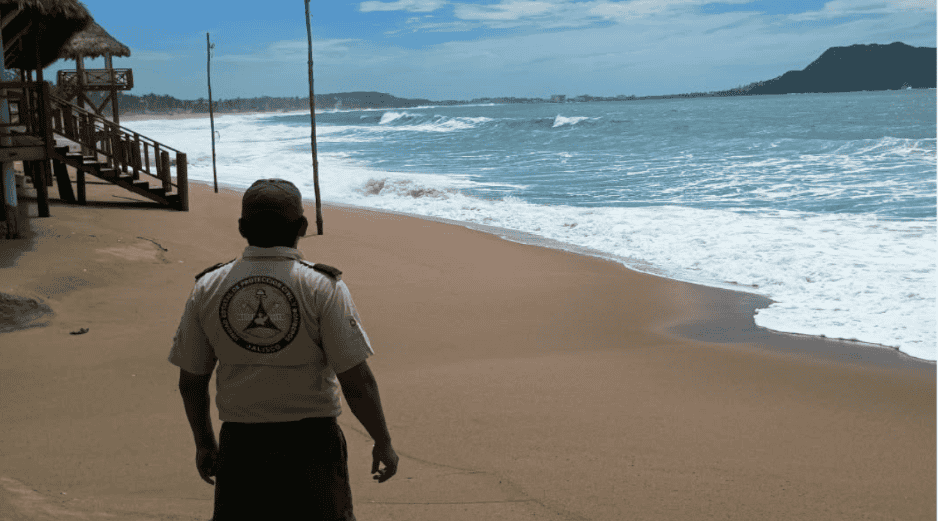 La mañana de este viernes 2 de octubre, Protección Civil de Puerto Vallarta confirmó que persiste la bandera roja en todas las playas del municipio. ESPECIAL/Protección Civil Jalisco