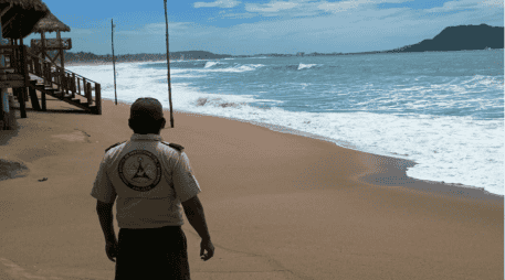 La mañana de este viernes 2 de octubre, Protección Civil de Puerto Vallarta confirmó que persiste la bandera roja en todas las playas del municipio. ESPECIAL/Protección Civil Jalisco