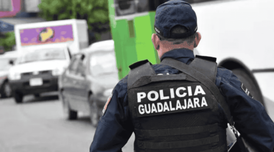 El hombre, de 43 años de edad, dijo ser elemento activo de la Comisaría de Guadalajara y, sobre los hechos, refirió que se encontraba en un comercio de la colonia San Martín de las Flores. ESPECIAL / GOBIERNO DE GUADALAJARA