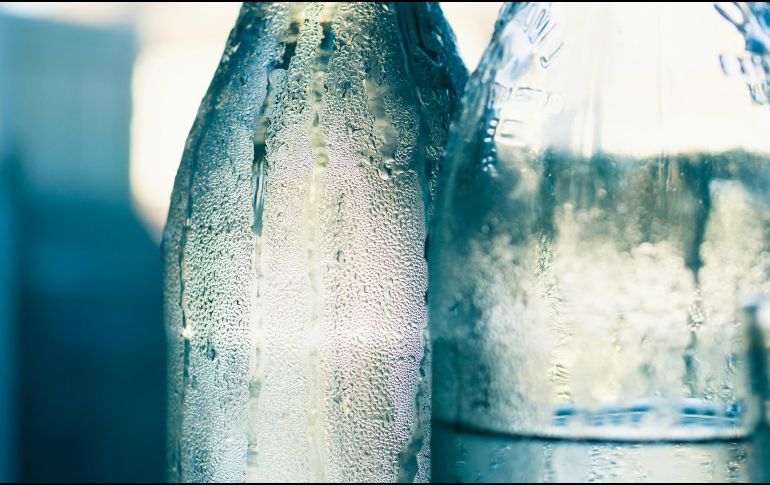 consumir agua mineral contribuye a mejorar la salud del corazón, reducir la presión arterial y aliviar síntomas del estreñimiento. UNSPLASH / G. ROSENKE