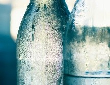 consumir agua mineral contribuye a mejorar la salud del corazón, reducir la presión arterial y aliviar síntomas del estreñimiento. UNSPLASH / G. ROSENKE