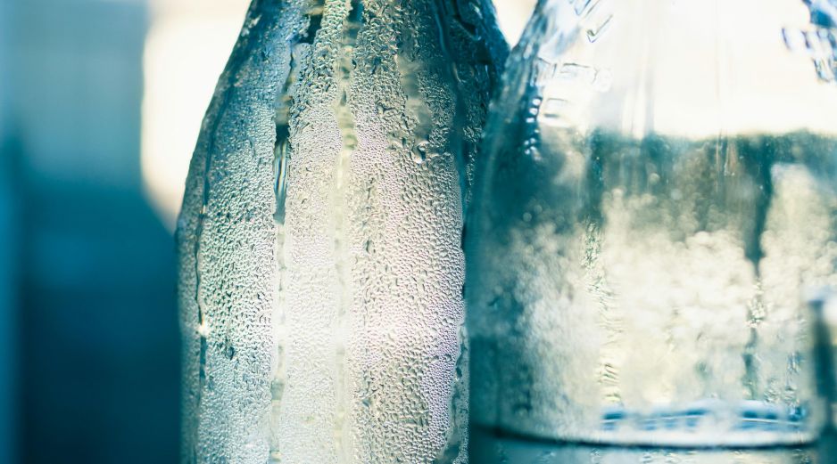 consumir agua mineral contribuye a mejorar la salud del corazón, reducir la presión arterial y aliviar síntomas del estreñimiento. UNSPLASH / G. ROSENKE