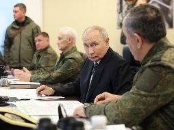 Durante su visita, Putin inspeccionó una serie de armas, incluidos nuevos drones Geran de propulsión a chorro utilizados contra Ucrania. EFE/A. Kazarov