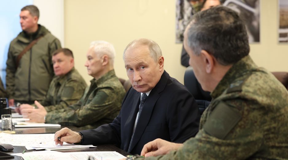 Durante su visita, Putin inspeccionó una serie de armas, incluidos nuevos drones Geran de propulsión a chorro utilizados contra Ucrania. EFE/A. Kazarov