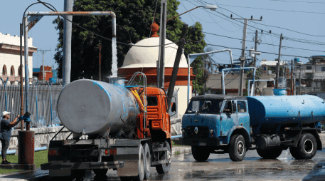 La combinación de apagones prolongados y la falta de agua potable ha generado un profundo impacto social en la isla, traduciéndose en un aumento sin precedentes de las protestas ciudadanas. EFE/ARCHIVO