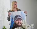 Stacey Wales, hermana del fallecido Christopher Pelkey, muestra una foto de su hermano en la casa de su madre, el 7 de mayo de 2025, en Chandler, Arizona. AP/ARCHIVO
