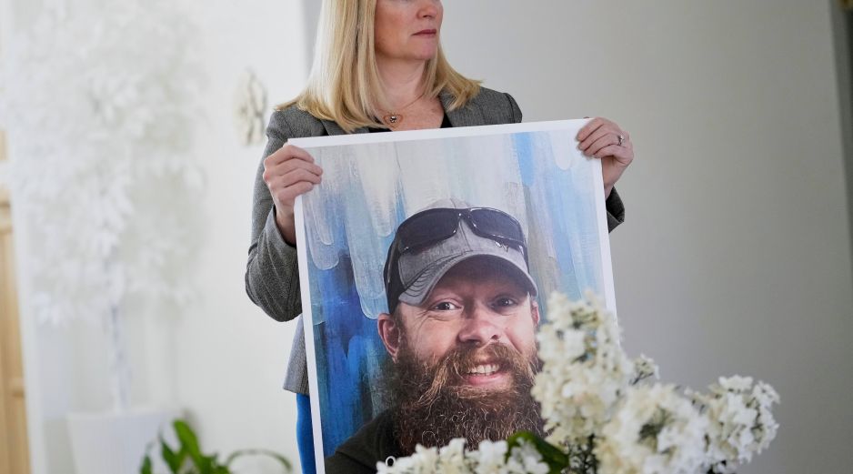Stacey Wales, hermana del fallecido Christopher Pelkey, muestra una foto de su hermano en la casa de su madre, el 7 de mayo de 2025, en Chandler, Arizona. AP/ARCHIVO