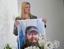Stacey Wales, hermana del fallecido Christopher Pelkey, muestra una foto de su hermano en la casa de su madre, el 7 de mayo de 2025, en Chandler, Arizona. AP/ARCHIVO