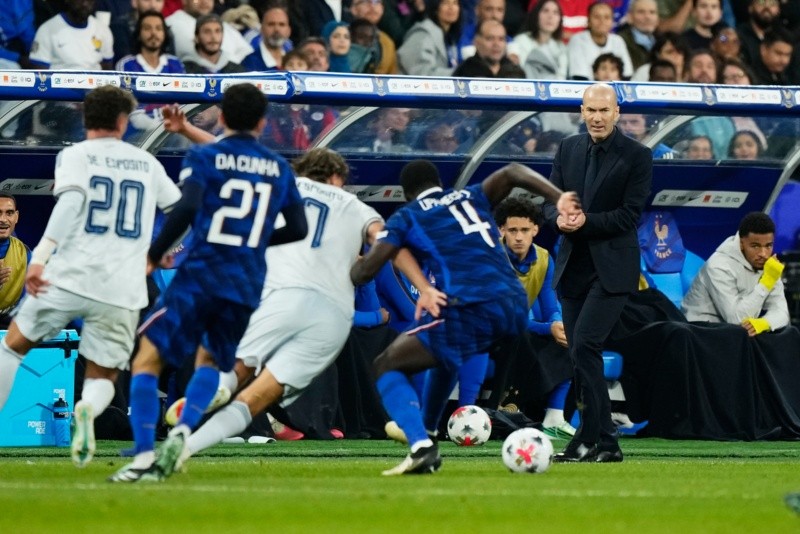 Cuando el locutor del estadio leyó el nombre de Zidane después de que se anunciaron los equipos, un rugido llenó el Stade de France. AP / T. SUAREZ