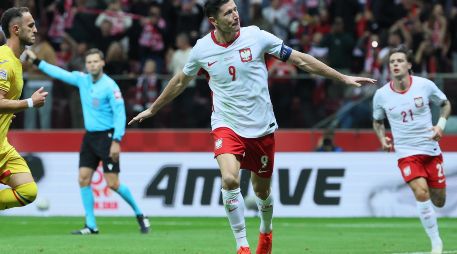 Lewandowski consiguió un triplete para encabezar una golada 6-0 a Rumania en la Liga B. AP / L. SZYMANSKI