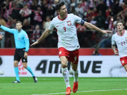 Lewandowski consiguió un triplete para encabezar una golada 6-0 a Rumania en la Liga B. AP / L. SZYMANSKI