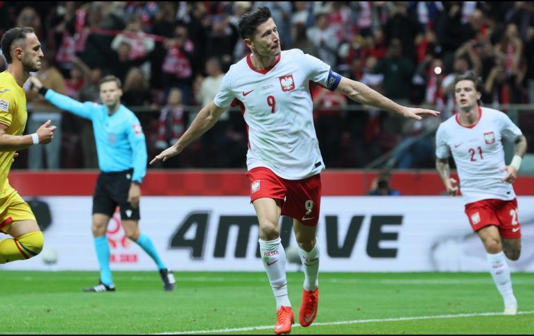 Lewandowski consiguió un triplete para encabezar una golada 6-0 a Rumania en la Liga B. AP / L. SZYMANSKI