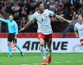 Lewandowski consiguió un triplete para encabezar una golada 6-0 a Rumania en la Liga B. AP / L. SZYMANSKI