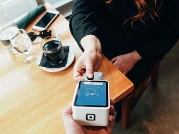 Los pagos sin contacto que permiten realizar la compra con solo acercar el plástico a la terminal no necesitan NIP. UNSPLASH