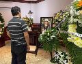 Los servicios fúnebres se llevan a cabo en la funeraria Gayosso, a donde decenas de personas llegaron para despedir a Nedi Edit Nevárez. SUN/F. Rodríguez