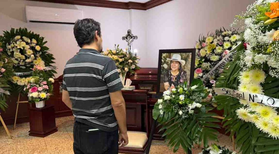 Los servicios fúnebres se llevan a cabo en la funeraria Gayosso, a donde decenas de personas llegaron para despedir a Nedi Edit Nevárez. SUN/F. Rodríguez