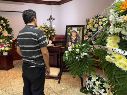 Los servicios fúnebres se llevan a cabo en la funeraria Gayosso, a donde decenas de personas llegaron para despedir a Nedi Edit Nevárez. SUN/F. Rodríguez