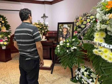 Los servicios fúnebres se llevan a cabo en la funeraria Gayosso, a donde decenas de personas llegaron para despedir a Nedi Edit Nevárez. SUN/F. Rodríguez