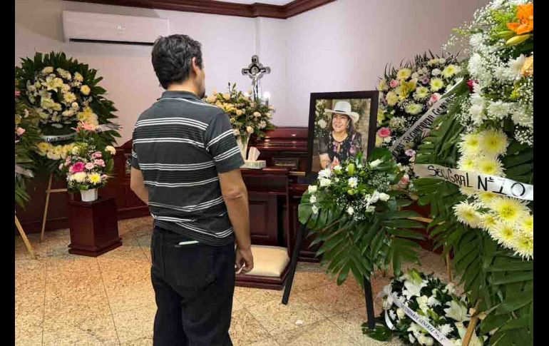 Los servicios fúnebres se llevan a cabo en la funeraria Gayosso, a donde decenas de personas llegaron para despedir a Nedi Edit Nevárez. SUN/F. Rodríguez