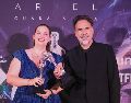 El director Alejandro González Iñárritu y la editora Mónica Salazar posan con sus estatuillas del Premio Ariel por la cinta “Bardo, falsa crónica de unas cuantas verdades”. EL INFORMADOR
