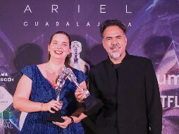 El director Alejandro González Iñárritu y la editora Mónica Salazar posan con sus estatuillas del Premio Ariel por la cinta “Bardo, falsa crónica de unas cuantas verdades”. EL INFORMADOR