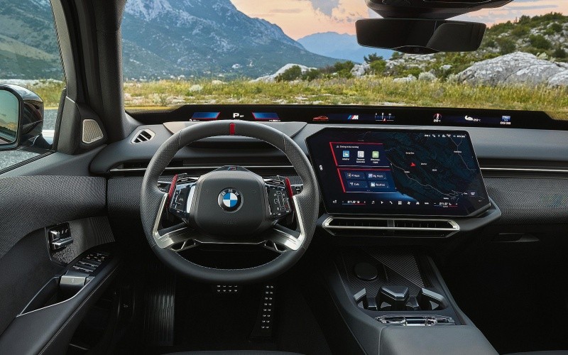 Cuenta con un volante deportivo y controles integrados. CORTESÍA&nbsp;
