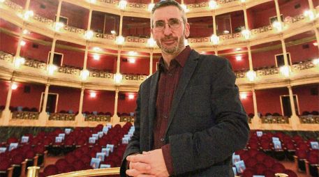 José Luis Castillo. El director artístico de la OFJ posa desde el interior del Teatro Degollado.  EL INFORMADOR
