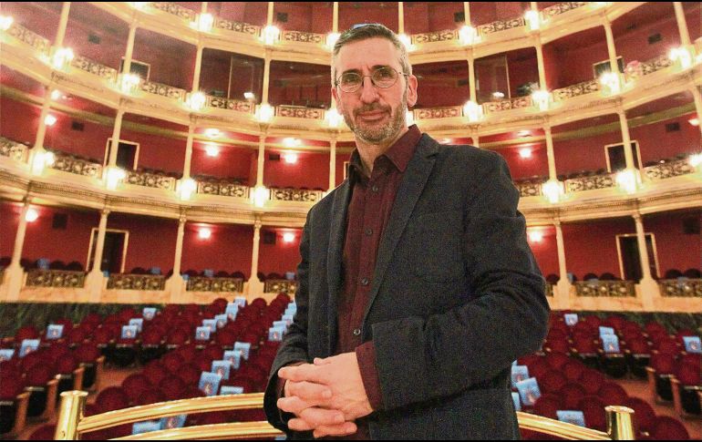 José Luis Castillo. El director artístico de la OFJ posa desde el interior del Teatro Degollado.  EL INFORMADOR