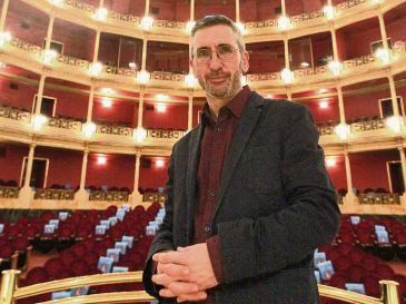 José Luis Castillo. El director artístico de la OFJ posa desde el interior del Teatro Degollado.  EL INFORMADOR