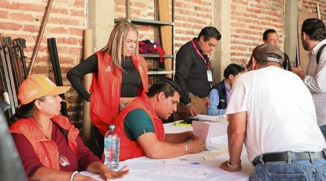 Comerciantes locales recibieron apoyos directos de 40 mil pesos para reactivar sus actividades productivas y mercancías. ESPECIAL