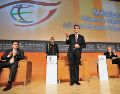 El gobernador de Jalisco, Aristóteles Sandoval Díaz; el Presidente de México, Enrique Peña Nieto;y Miguel Alemán Velasco, presidente de México Cumbre de Negocios. EL INFORMADOR/Archivo