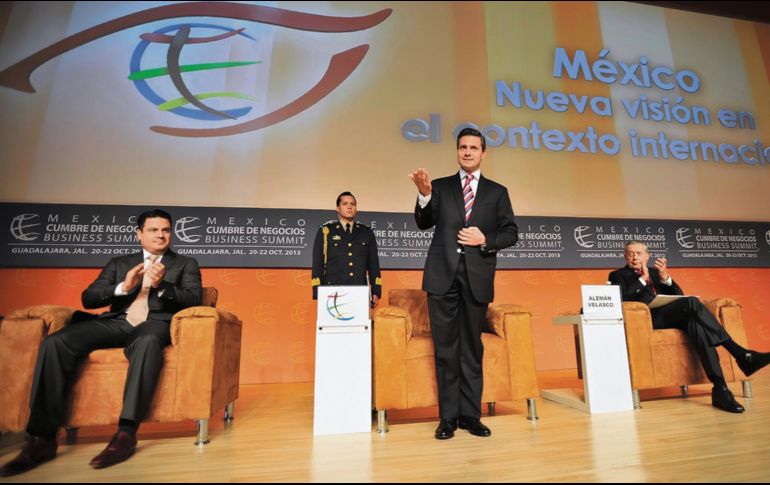 El gobernador de Jalisco, Aristóteles Sandoval Díaz; el Presidente de México, Enrique Peña Nieto;y Miguel Alemán Velasco, presidente de México Cumbre de Negocios. EL INFORMADOR/Archivo