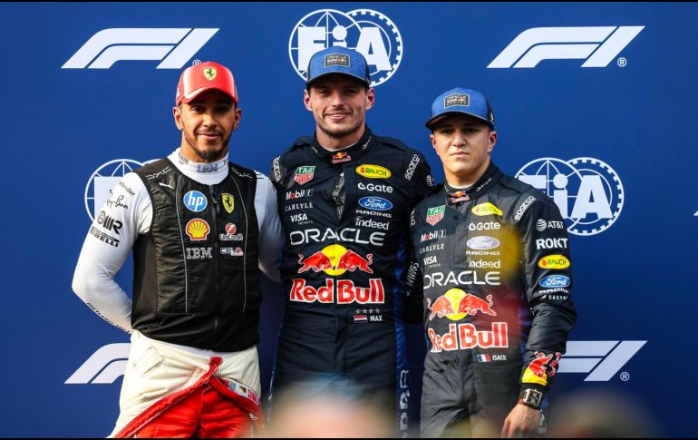 Max Verstappen marcó el mejor tiempo en la clasificación en el circuito de Sepang, asegurando la primera posición de salida para la carrera del domingo. EFE / F. Ismail