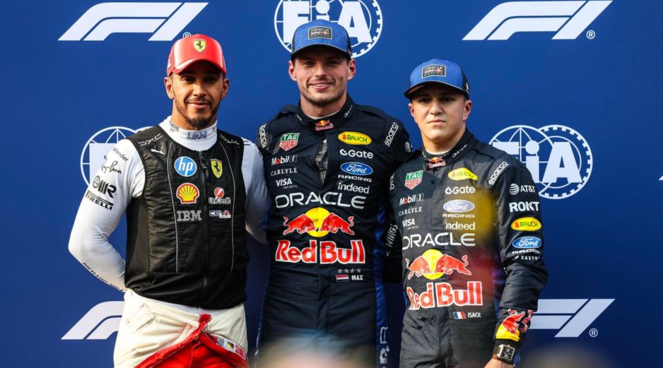 Max Verstappen marcó el mejor tiempo en la clasificación en el circuito de Sepang, asegurando la primera posición de salida para la carrera del domingo. EFE / F. Ismail