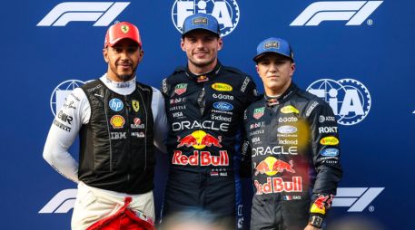 Max Verstappen marcó el mejor tiempo en la clasificación en el circuito de Sepang, asegurando la primera posición de salida para la carrera del domingo. EFE / F. Ismail