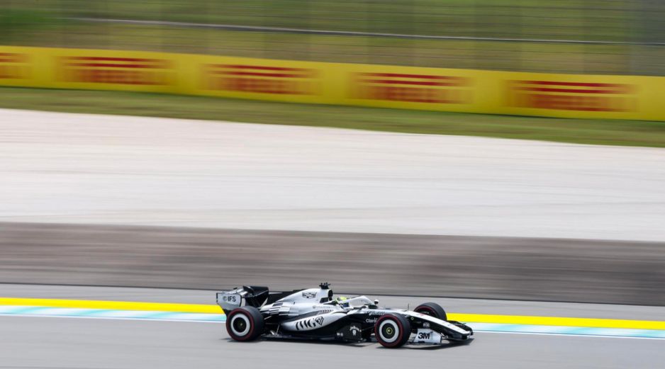 Tras una sesión de calificación complicada a bordo de su Cadillac, Checo Pérez dejó claro que la mirada ya está puesta exclusivamente en el ritmo de carrera. EFE / F. Ismail