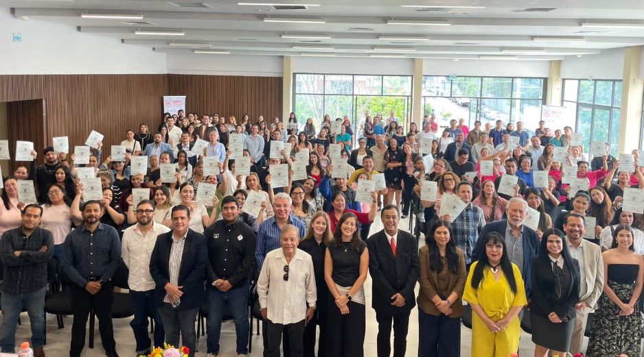 El IDEFT reconoció a 324 personas que concluyeron 31 cursos de capacitación en Zapopan. CORTESÍA.