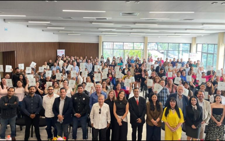 El IDEFT reconoció a 324 personas que concluyeron 31 cursos de capacitación en Zapopan. CORTESÍA.