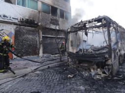 El camión quedó totalmente destruido debido a las llamas. ESPECIAL/Bomberos de Guadalajara