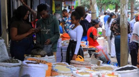 La población de Mekelle lamentó la subida de precios de productos básicos y la escasez de efectivo tras los nuevos combates en la zona. EFE/M. Amare