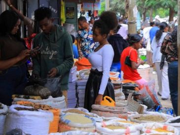 La población de Mekelle lamentó la subida de precios de productos básicos y la escasez de efectivo tras los nuevos combates en la zona. EFE/M. Amare
