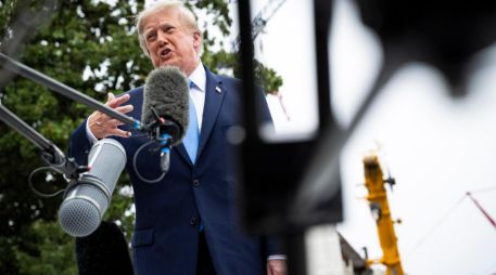 La popularidad de Trump alcanzó mínimos históricos y esto encendió las alarmas entre los republicanos. EFE/G. Sloan