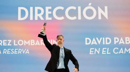 David Pablos posa con el premio a Mejor Dirección por la película 'En el camino' este sábado, durante la 68 edición de los Premios Ariel. EFE/S. Gutiérrez